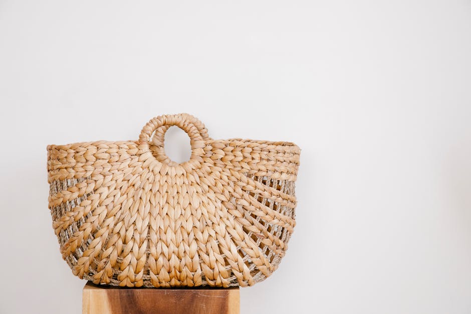 Қыз қонақ бөлмеде соя шырағын жағып отыр